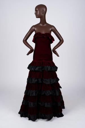 Primary view of object titled 'Evening dress'.