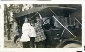 Primary view of object titled '[Children on the running board of a motor car]'.